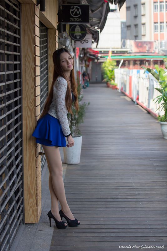 清纯校花蔡译心街头写真秀骨感身材