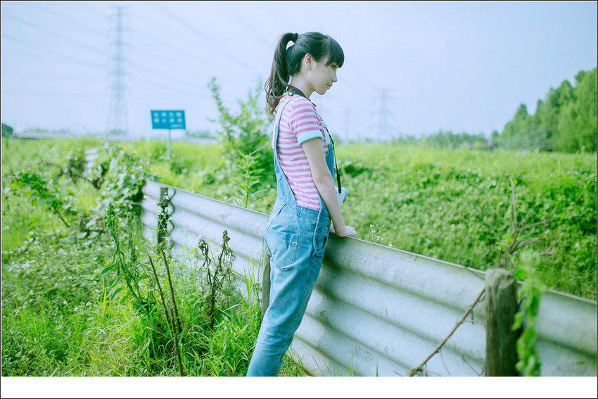 牛仔背带裤萌妹子清纯唯美外拍照