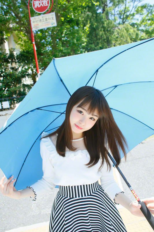 日本女优佐藤利奈超短裙街拍大片