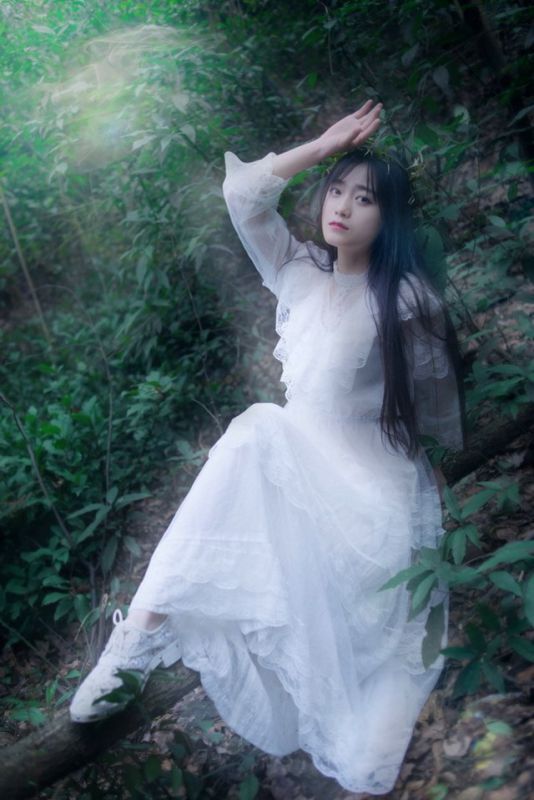 清纯蕾丝美女森系唯美外拍照