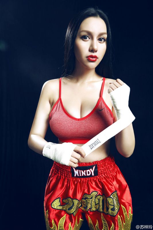 巨乳美女苏梓玲泳池比基尼诱惑图片