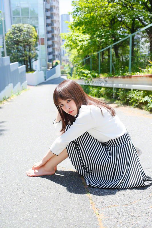 日本女优佐藤利奈超短裙街拍大片