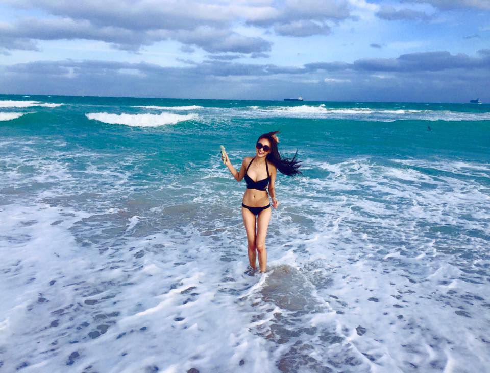 中国比基尼美女海边波涛汹涌图片
