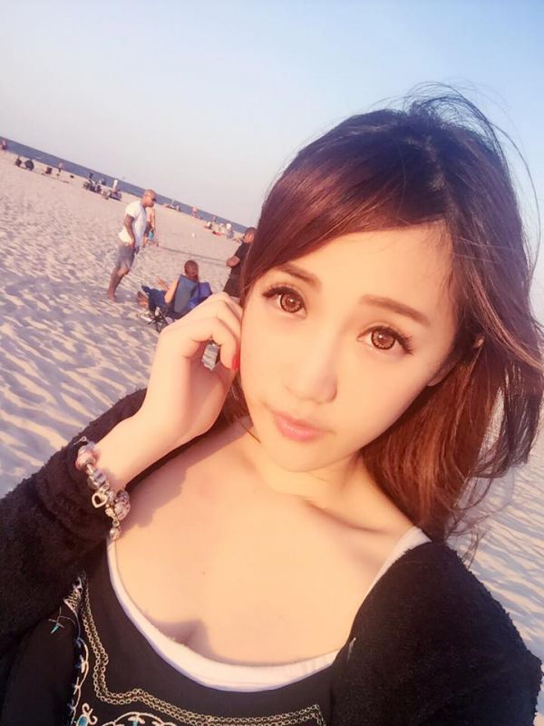 90后电玩美女黄容安性感卖萌自拍照