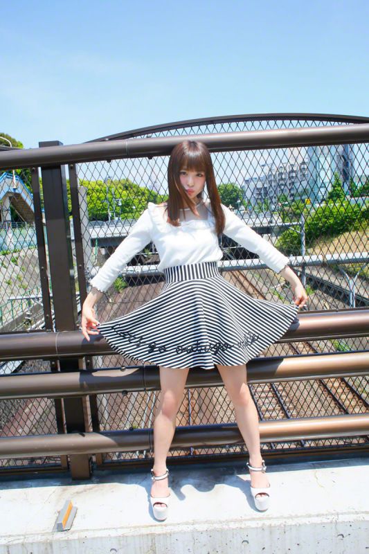 日本女优佐藤利奈超短裙街拍大片