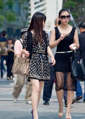 街拍上海两个肉感白皙时尚美女
