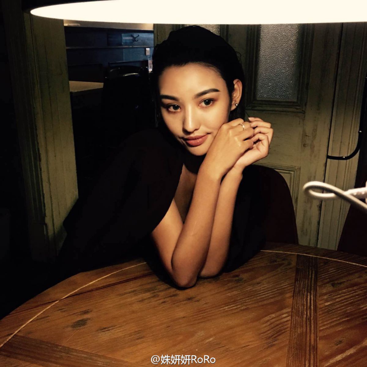 短发网红美女姝妍妍RoRo性感诱惑写真