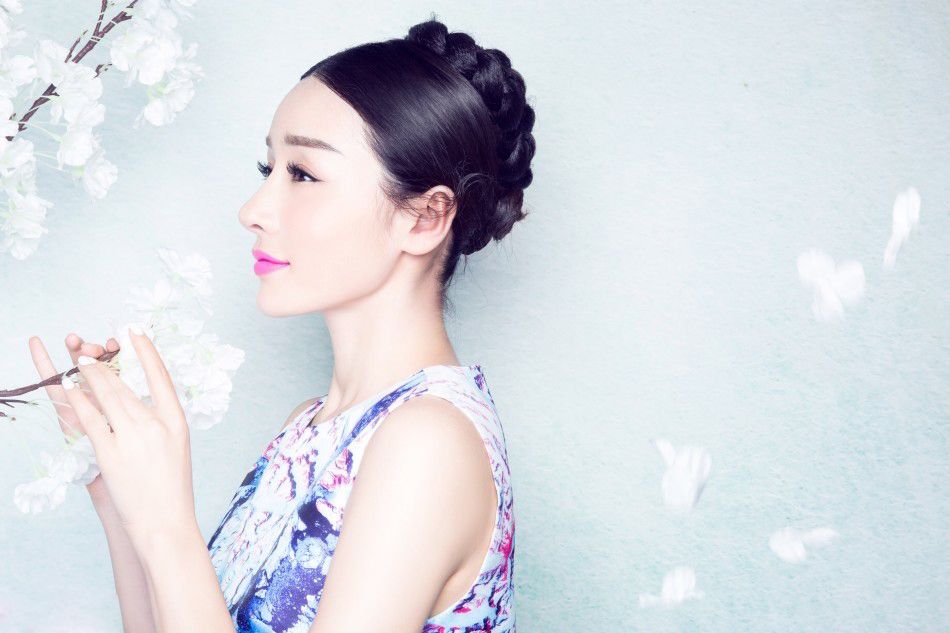 靓丽美女何彦霓春日俏皮写真大片
