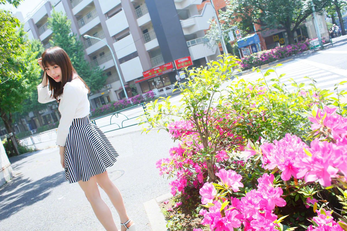 日本女优佐藤利奈超短裙街拍大片