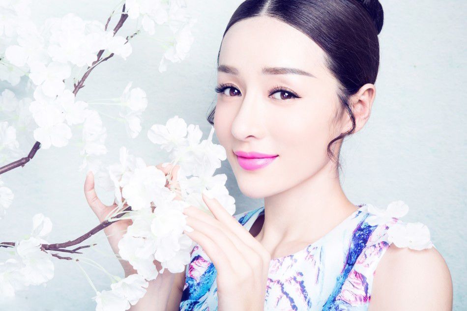 靓丽美女何彦霓春日俏皮写真大片