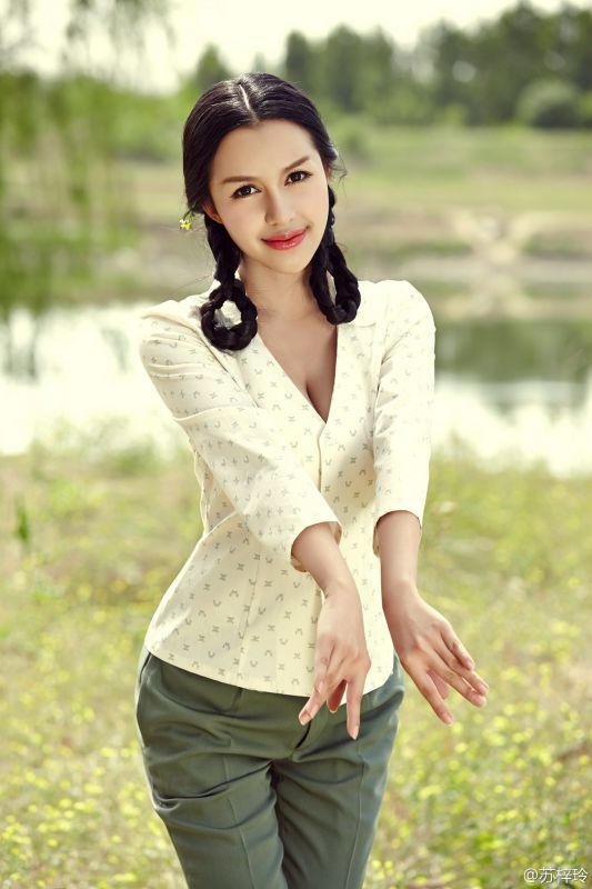 巨乳美女苏梓玲泳池比基尼诱惑图片