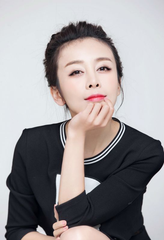 贾媛媛丸子头靓丽新年写真图片