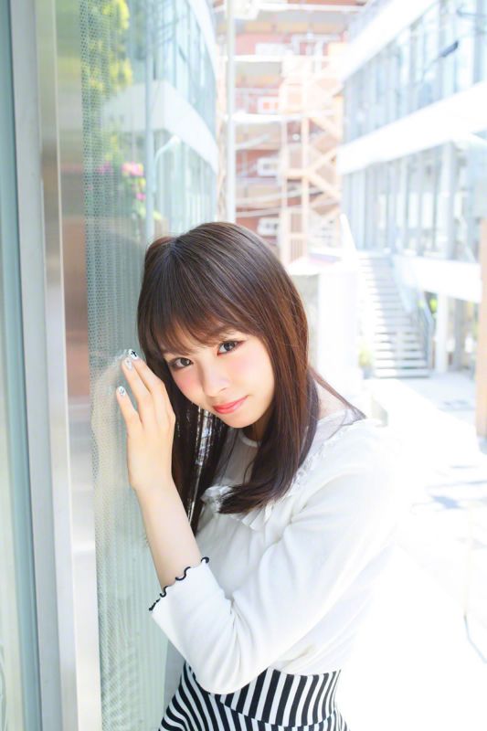 日本女优佐藤利奈超短裙街拍大片