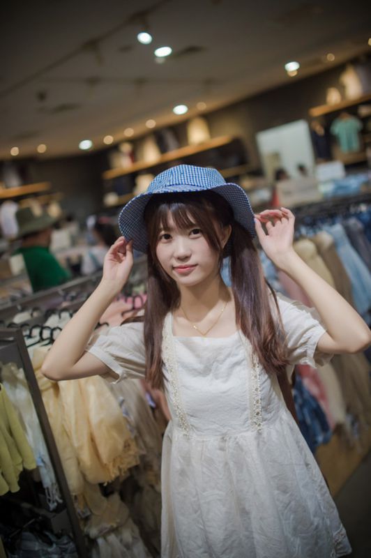 90后短裙女生卖萌街拍照