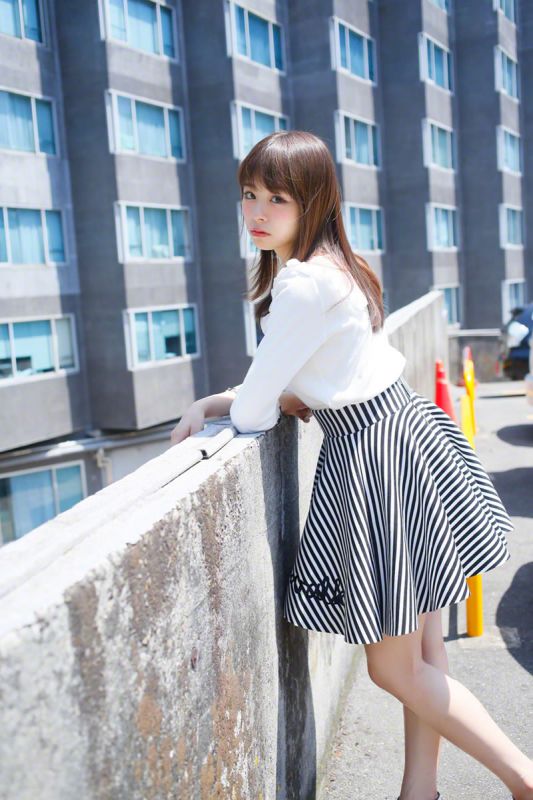 日本女优佐藤利奈超短裙街拍大片