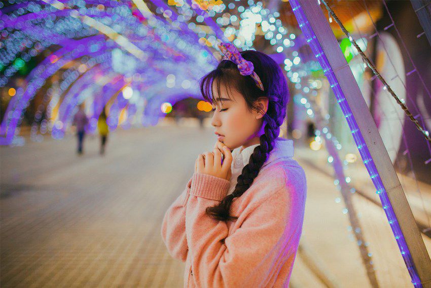 双马尾辫萝莉街头俏皮可爱写真大图