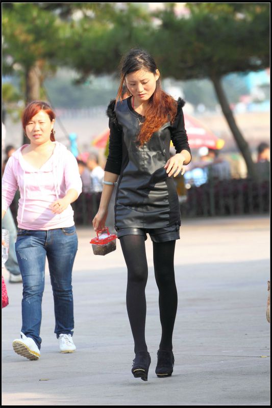 街拍长发飘飘美女秀高挑身材美照