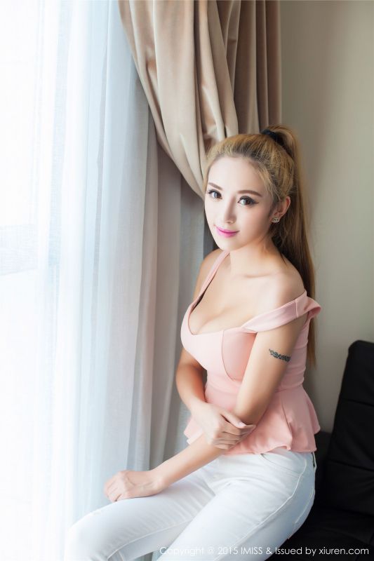 爱蜜社金发美女陈思琪私房诱人大胸图