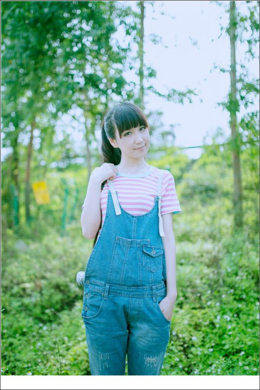 牛仔背带裤萌妹子清纯唯美外拍照
