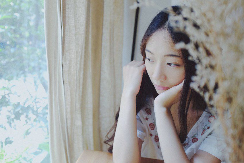 长发美女夏日街头小清新图片