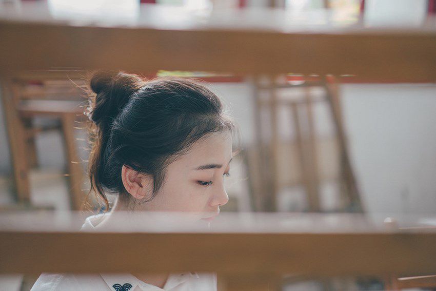清纯可爱女生教室个人写真摄影