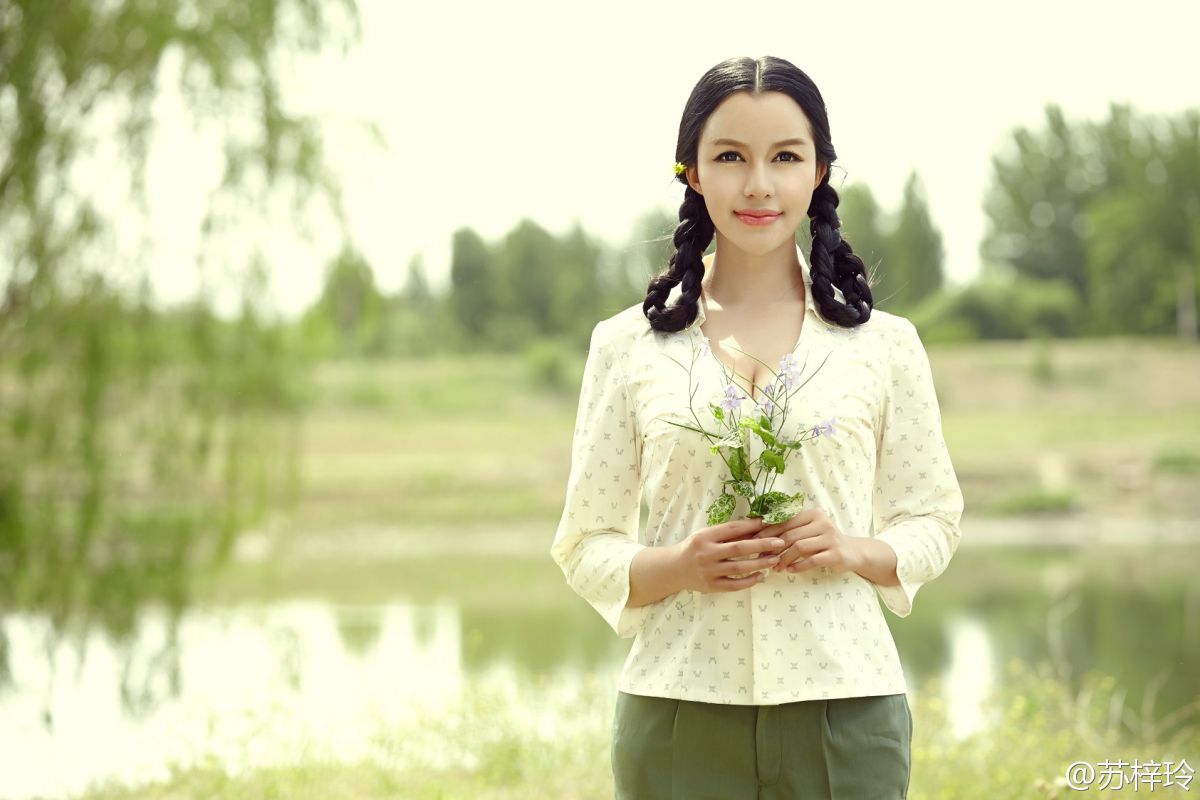 巨乳美女苏梓玲泳池比基尼诱惑图片