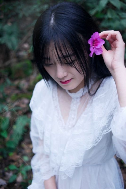 清纯蕾丝美女森系唯美外拍照