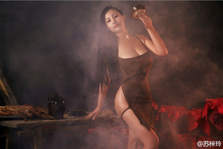 丰乳肥臀苏梓玲上演诱惑写真大片