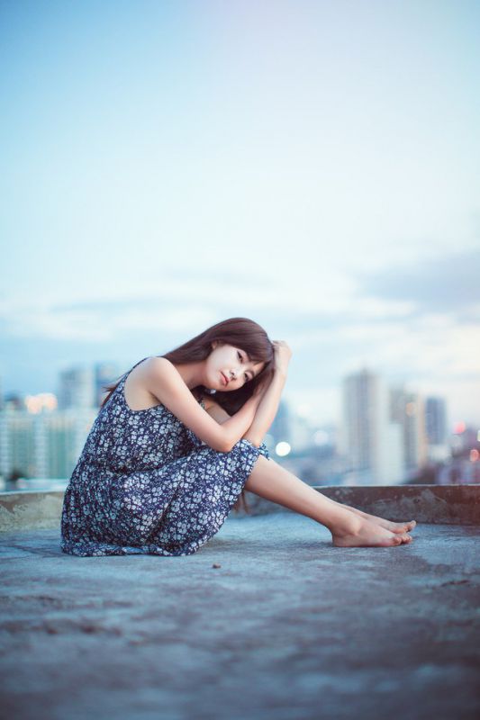 长发美女天台碎花连衣裙唯美写真大片
