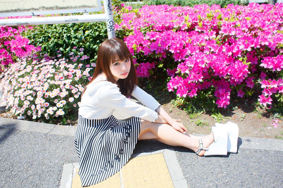 日本女优佐藤利奈超短裙街拍大片