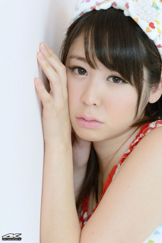 娃娃脸美女加藤シ`ナ床上可爱内衣写真