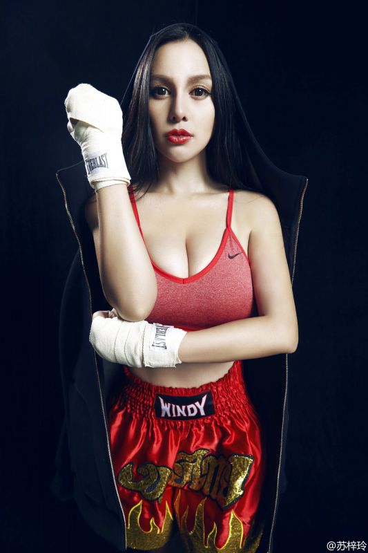 巨乳美女苏梓玲泳池比基尼诱惑图片
