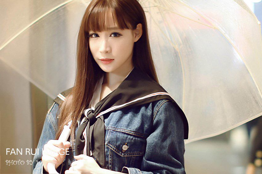 清纯美女校花街头撑伞美照