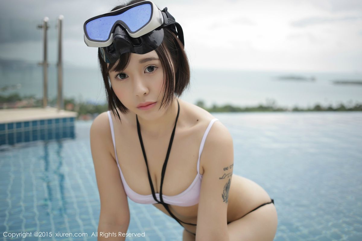 秀人网比基尼女郎Evelyn艾莉沙发秀美胸图片