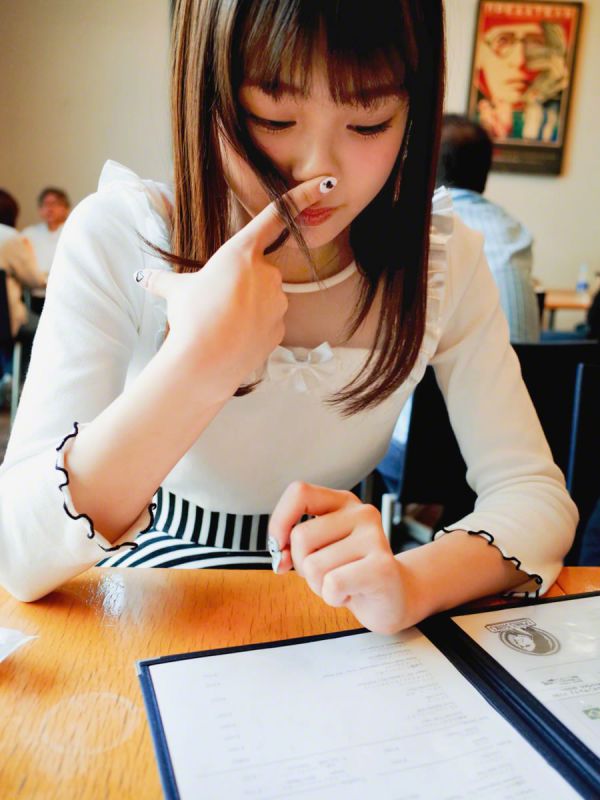 日本女优佐藤利奈超短裙街拍大片