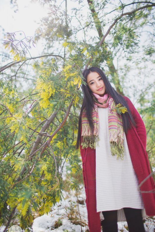 纯净氧气美女雪中红衣写真