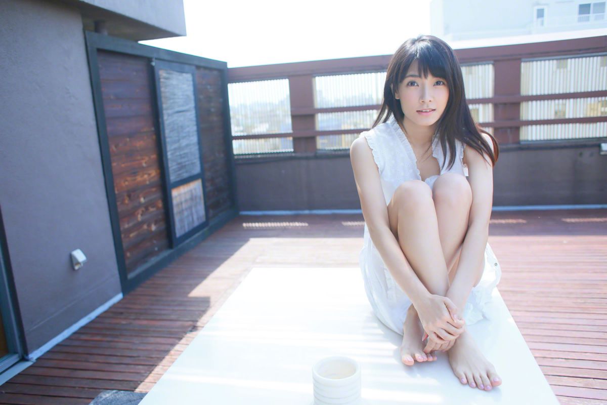 日本av女优外冈好梨花室内白色内衣秀