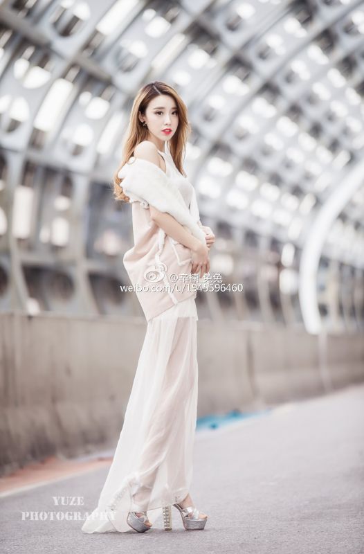 气质美女辛楠兔兔街头唯美写真套图