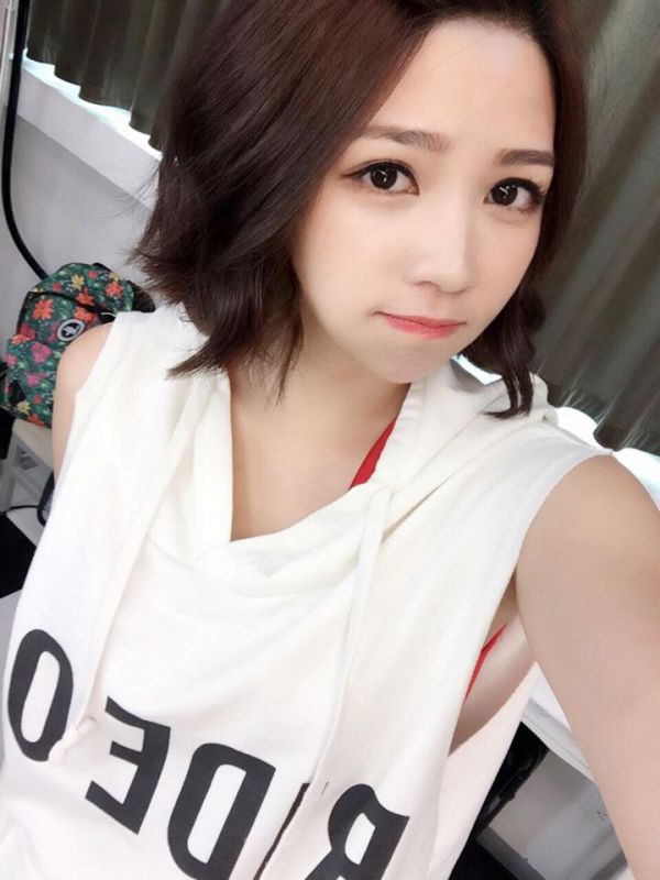 台湾长腿模特曾智希自拍写真图片