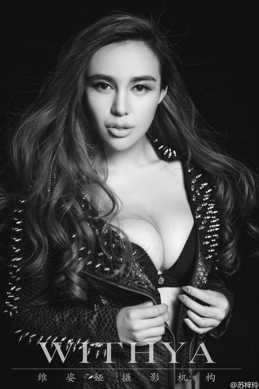 巨乳美女苏梓玲泳池比基尼诱惑图片