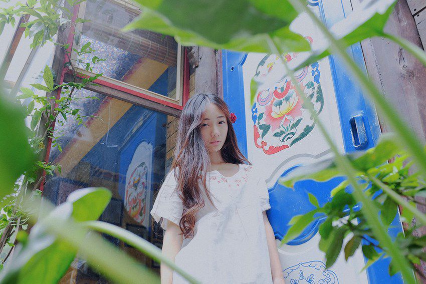 长发美女夏日街头小清新图片