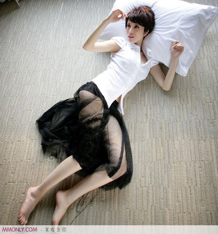 妩媚短裙美女私房性感写真