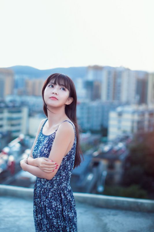 长发美女天台碎花连衣裙唯美写真大片