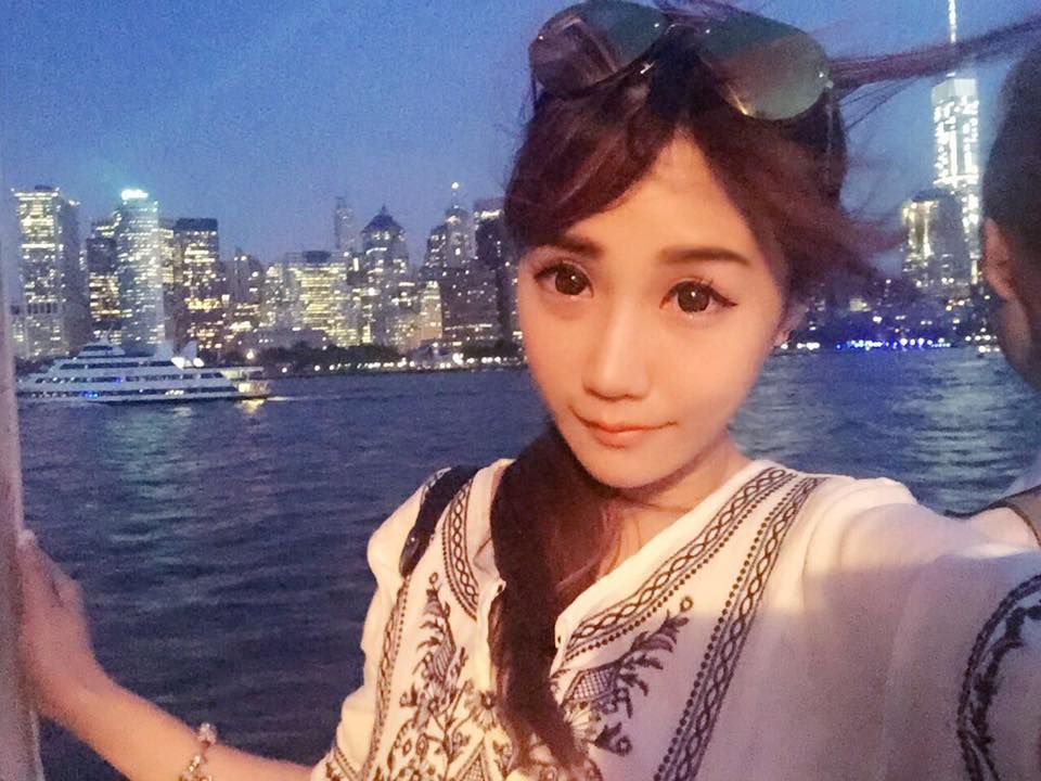 90后电玩美女黄容安性感卖萌自拍照