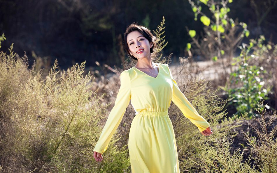 美女主持人贾媛媛野外清新治愈写真