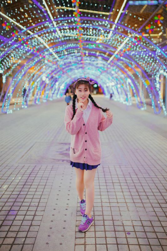 双马尾辫萝莉街头俏皮可爱写真大图