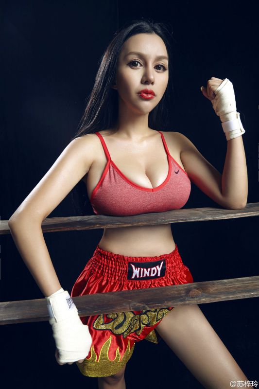 巨乳美女苏梓玲泳池比基尼诱惑图片