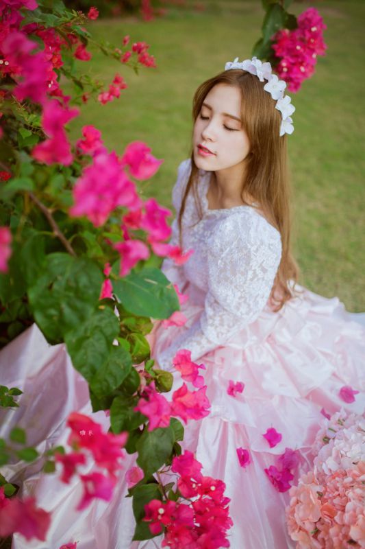 90后少女户外写真宛若森林公主