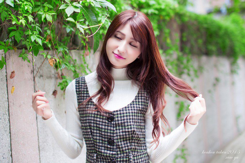 邻家女孩户外写真展甜美笑容