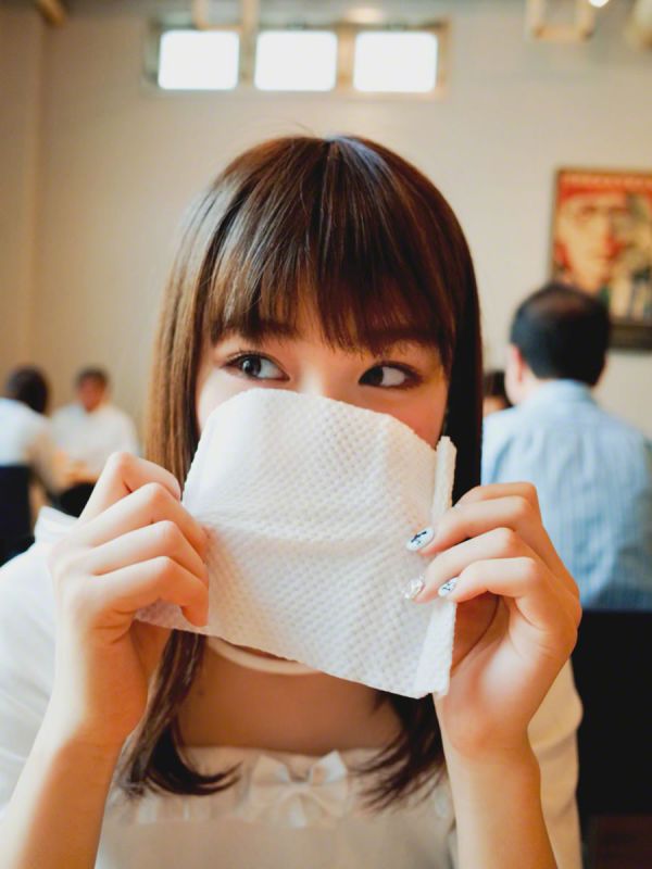 日本女优佐藤利奈超短裙街拍大片